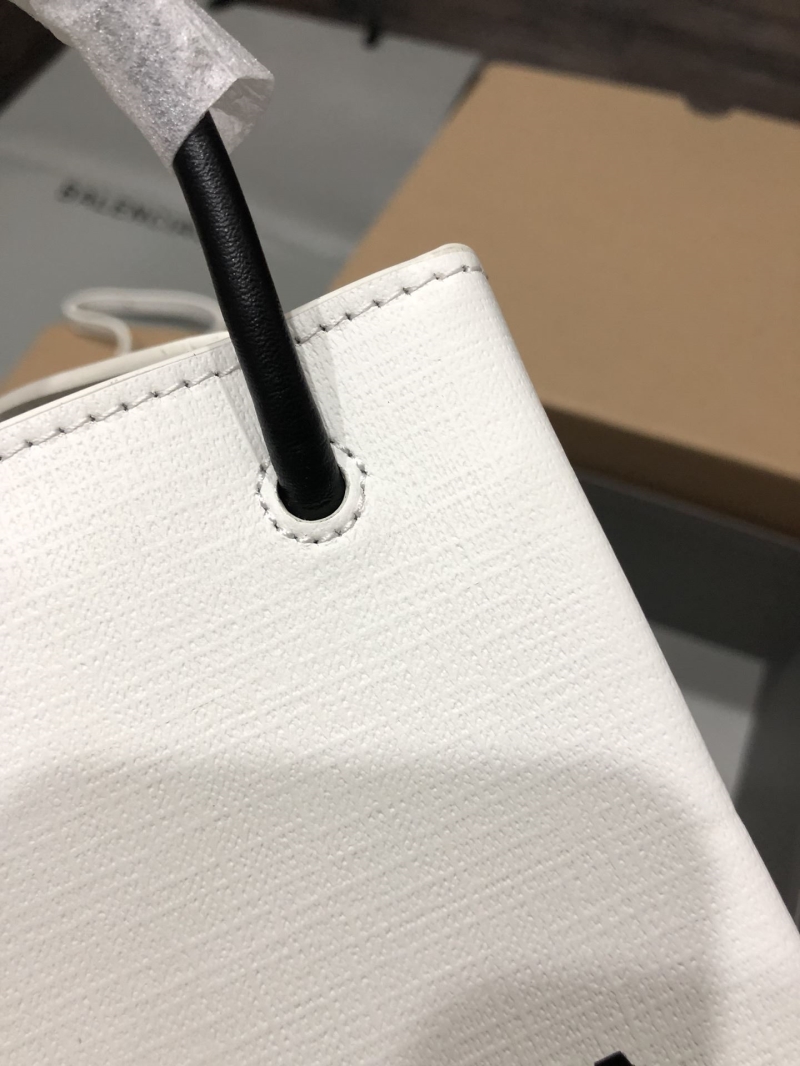 Ba1en*iaga shopping bags